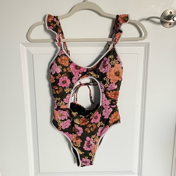 New! Victoria’s Secret Pink Floral Ruffle Cutout One Piece Swimsuit 35078 - Picture 2 of 12